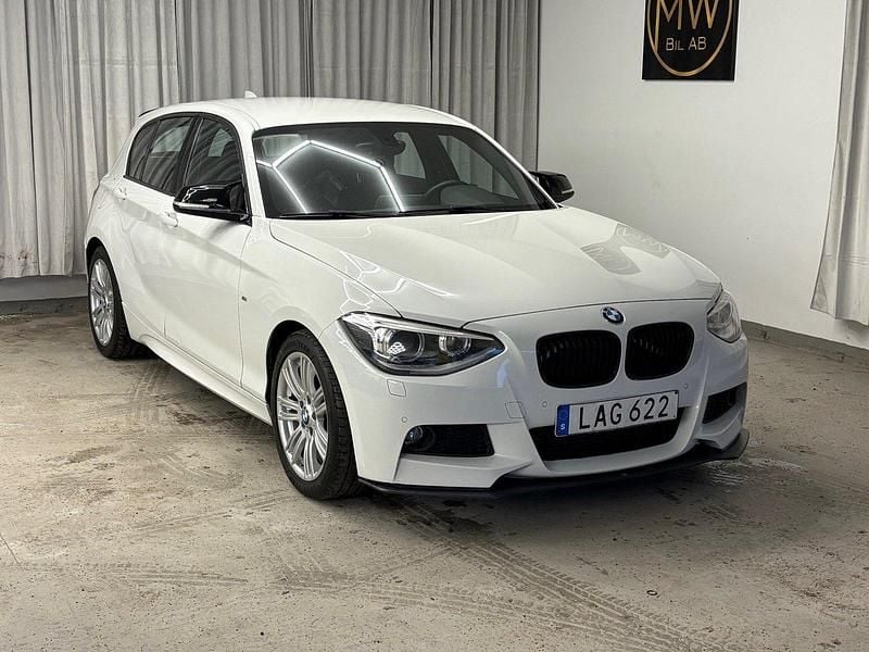 Vit Begagnad 2015 BMW 120 M Sport Halvkombi | 164 900 kr (Marknadspris) - Bild 1/4