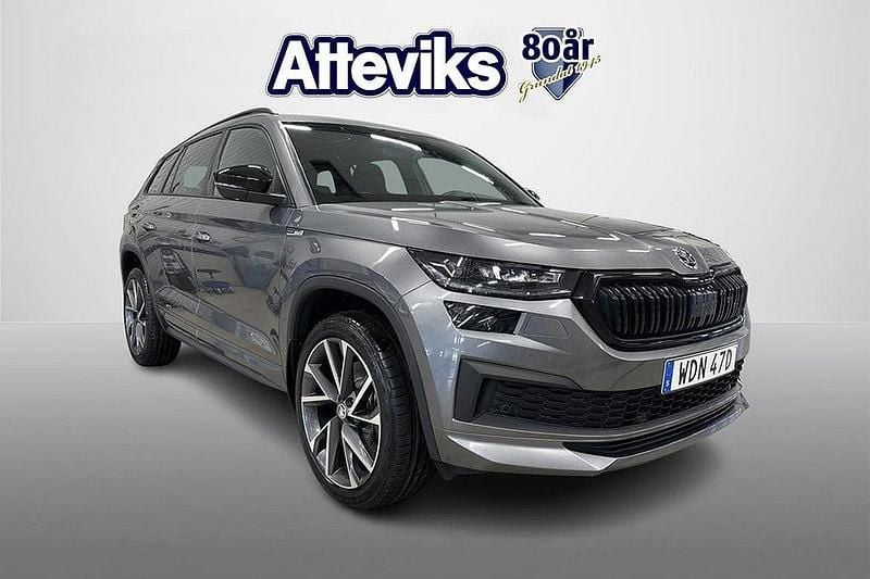 Grå Begagnad 2023 Skoda Kodiaq SportLine SUV | 434 800 kr (Marknadspris) - Bild 1/4