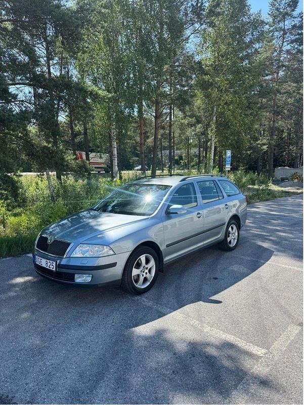 Grå Begagnad 2006 Skoda Octavia Kombi | 39 900 kr (Marknadspris) - Bild 1/4