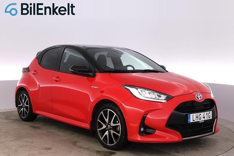 Röd Begagnad 2021 Toyota Yaris Hybrid Halvkombi | 214 900 kr (Marknadspris) - Bild 1/4