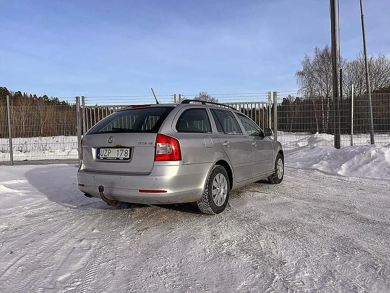 Begagnad Skoda Octavia Elegance 122 HK (89 kW) 2010 Silver Kombi