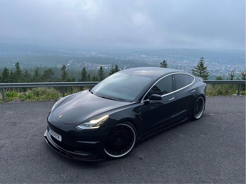 Svart Begagnad 2019 Tesla Model 3 Long Range AWD Sedan | 249 000 kr (Lite dyr) - Bild 1/4