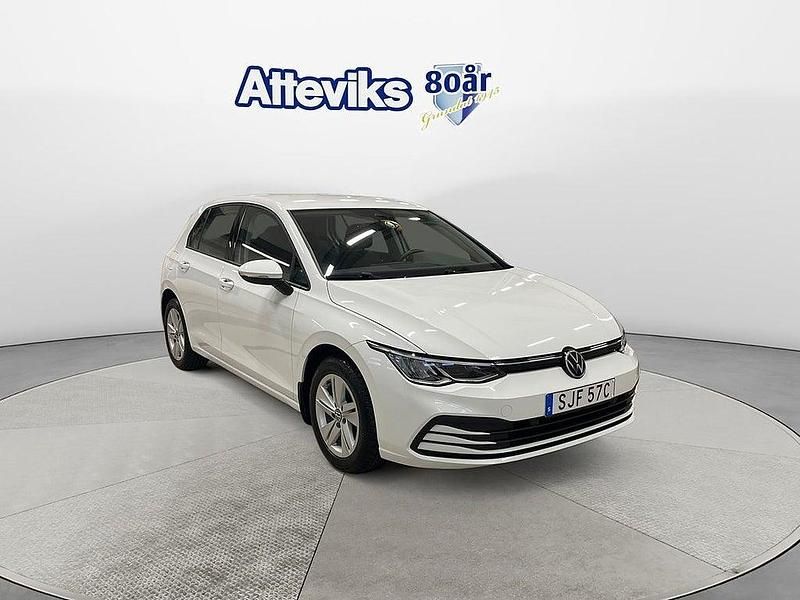 Vit Begagnad 2020 VW Golf VIII Halvkombi | 254 900 kr (Marknadspris) - Bild 1/4