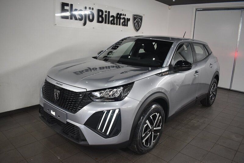 Grå (gråmetallic) Ny 2024 Peugeot 2008 Style SUV | 285 800 kr (Marknadspris) - Bild 1/4