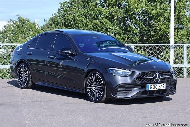 Grå samma som bilen Begagnad 2022 Mercedes C300 Sedan | 469 900 kr - Bild 1/4
