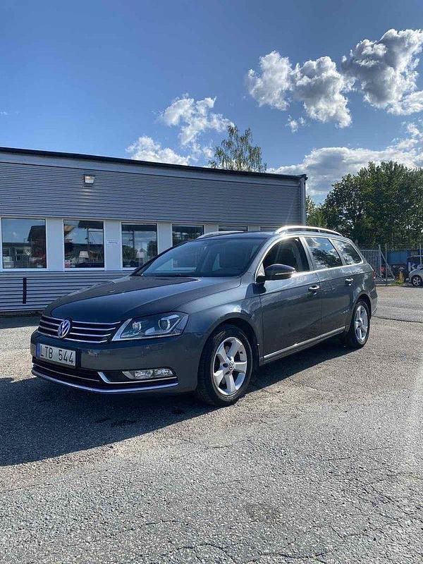 Grå Begagnad 2012 VW Passat Kombi | 79 999 kr (Dyr) - Bild 1/4