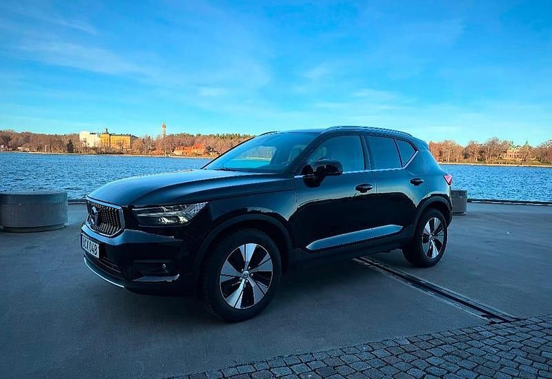 Begagnad 2021 Volvo XC40 Inscription SUV | 310 000 kr (Marknadspris) - Bild 1/4