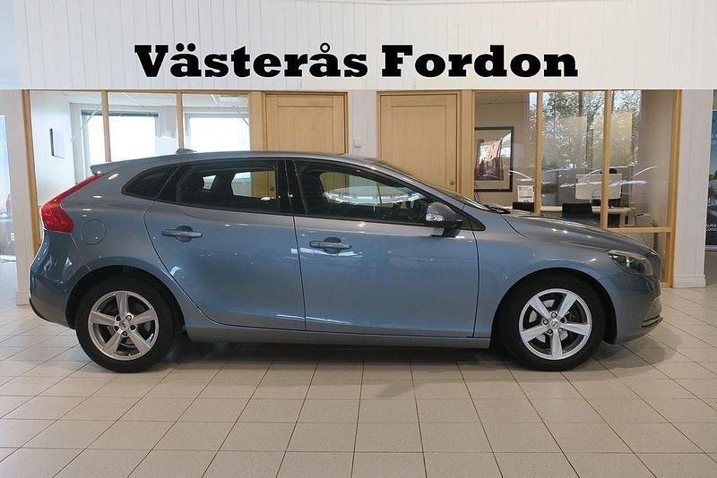 Ljusblå Begagnad 2016 Volvo V40 Kinetic Kombi | 147 900 kr (Lite dyr) - Bild 1/4