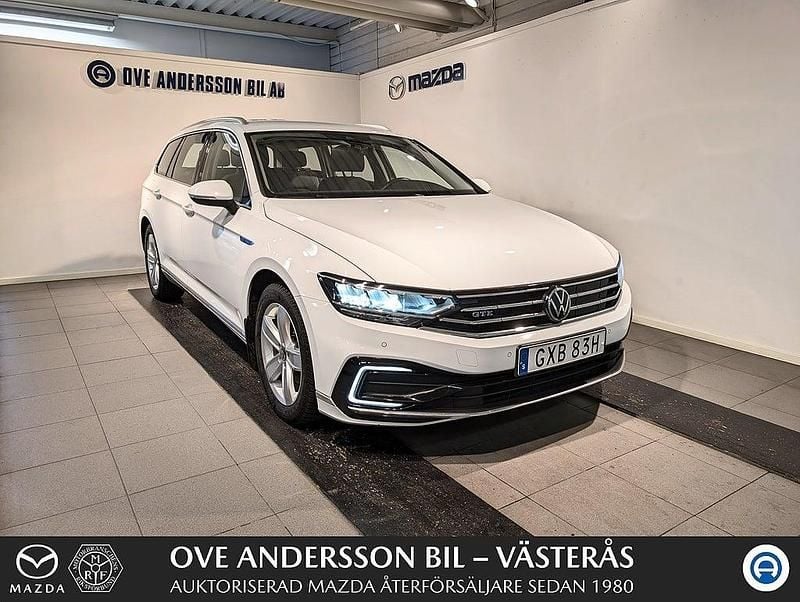 Vit Begagnad 2022 VW Passat GTE Kombi | 315 900 kr (Marknadspris) - Bild 1/4