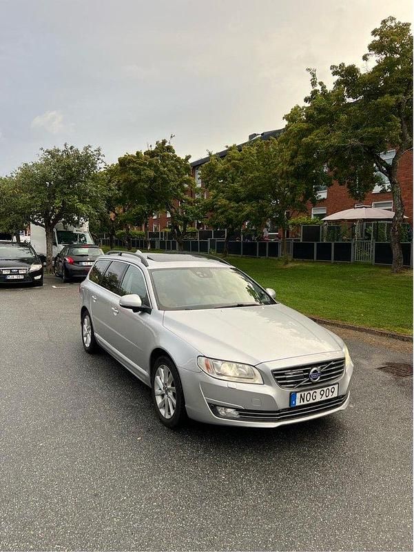 Silver Begagnad 2016 Volvo V70 Momentum Kombi | 89 000 kr (Bra pris) - Bild 1/4