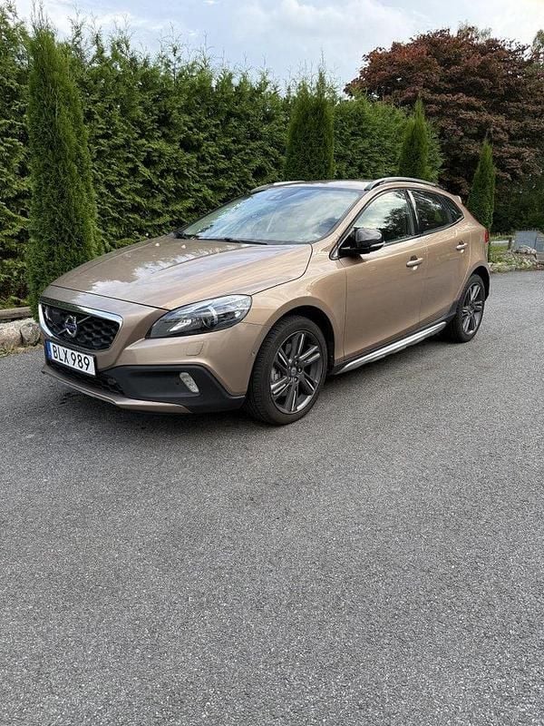 Brun Begagnad 2013 Volvo V40 CC Summum Kombi | 165 000 kr (Marknadspris) - Bild 1/4