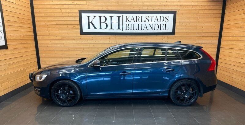 Blå Begagnad 2015 Volvo V60 Momentum Kombi | 89 900 kr (Marknadspris) - Bild 1/4