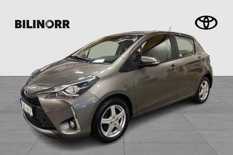 Grå Begagnad 2017 Toyota Yaris Active Halvkombi | 124 900 kr (Marknadspris) - Bild 1/4