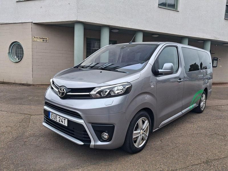 Silver Begagnad 2020 Toyota Proace Verso Kombi | 239 000 kr (Dyr) - Bild 1/4