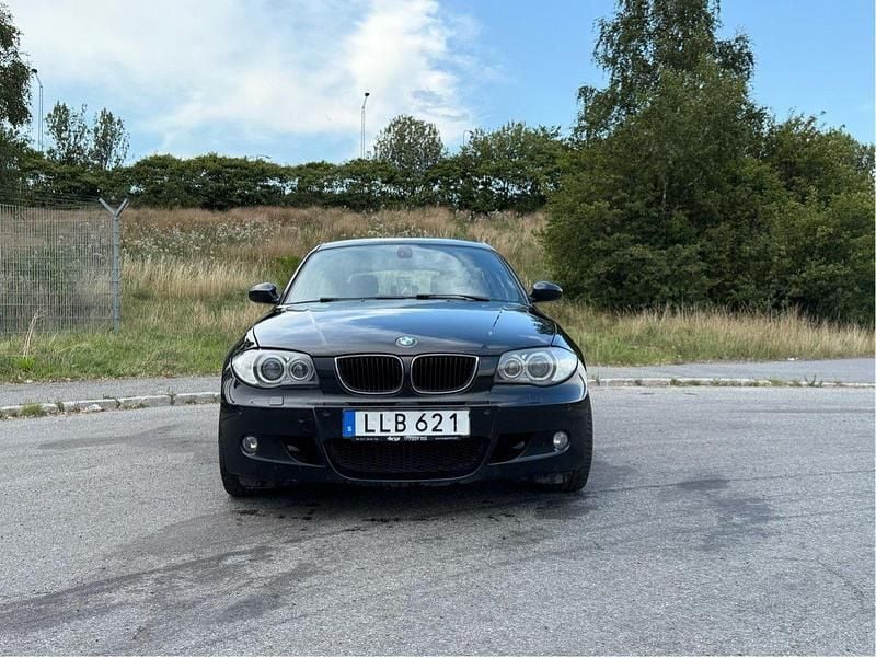 Svart Begagnad 2008 BMW 120 M Sport Halvkombi | 69 900 kr (Dyr) - Bild 1/4