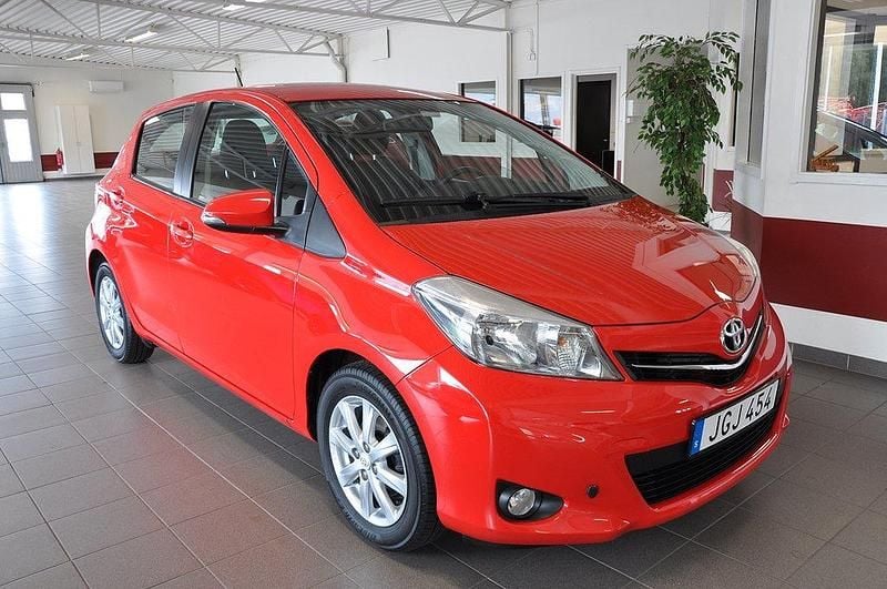 Röd Begagnad 2013 Toyota Yaris Halvkombi | 99 500 kr (Marknadspris) - Bild 1/4