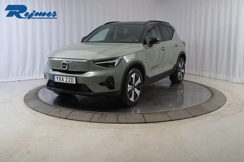 Sage green metallic Begagnad 2022 Volvo XC40 Plus SUV | 318 900 kr (Bra pris) - Bild 1/4