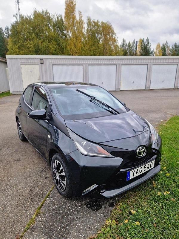 Begagnad Toyota Aygo X-play 69 HK (50 kW) 2015 Grå Halvkombi