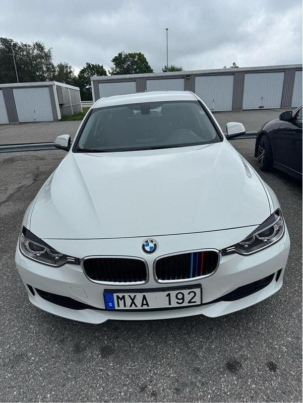 Vit Begagnad 2013 BMW 318 Sedan | 145 000 kr (Lite dyr) - Bild 1/4