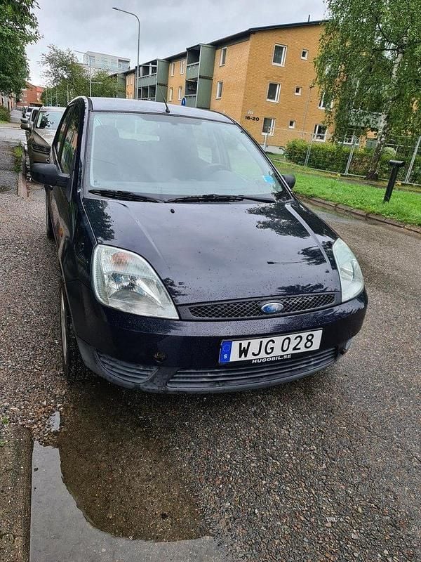 Blå Begagnad 2005 Ford Fiesta Halvkombi | 10 500 kr (Superpris) - Bild 1/4