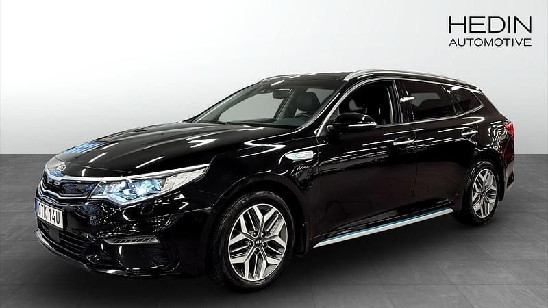 Svart (black) Begagnad 2020 Kia Optima Hybrid Advance Sedan | 229 900 kr (Marknadspris) - Bild 1/4