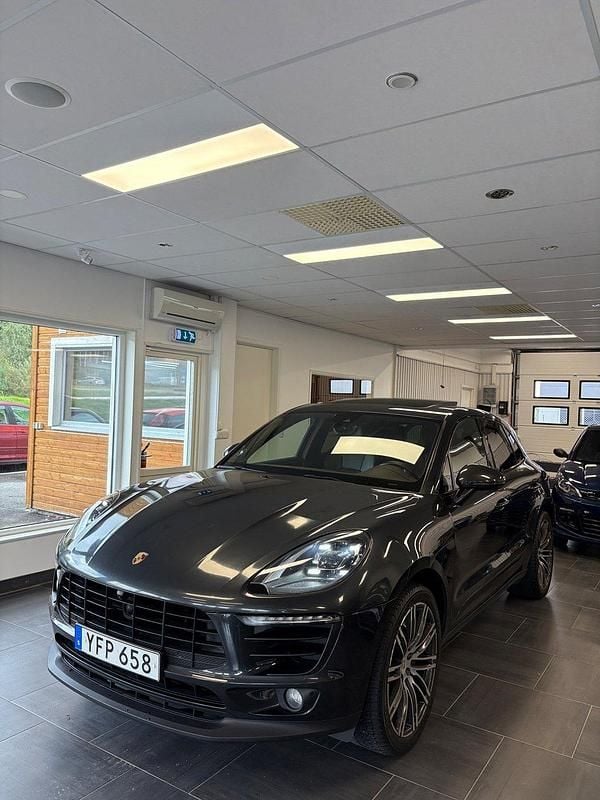 Grå Begagnad 2016 Porsche Macan SUV | 339 900 kr - Bild 1/4