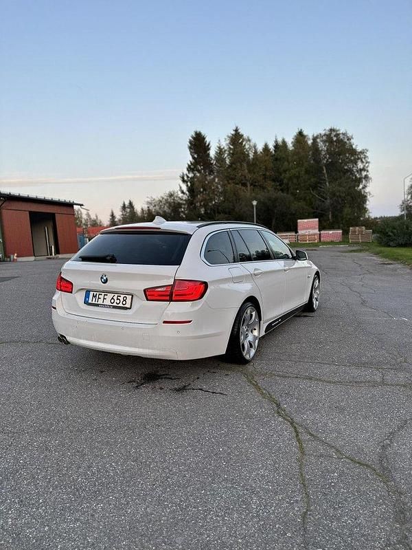 Vit Begagnad 2013 BMW 520 Kombi | 94 000 kr (Bra pris) - Bild 1/4