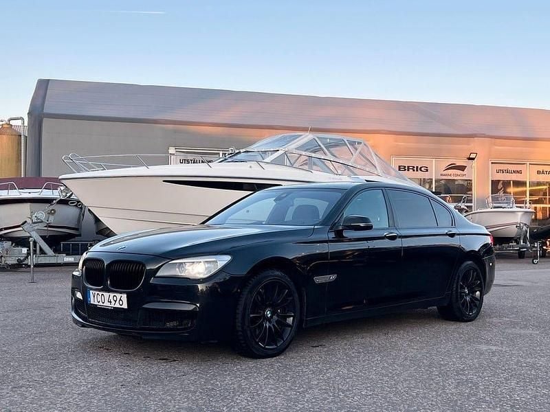 Svart Begagnad 2013 BMW 750L Comfort Edition Sedan | 229 000 kr - Bild 1/4