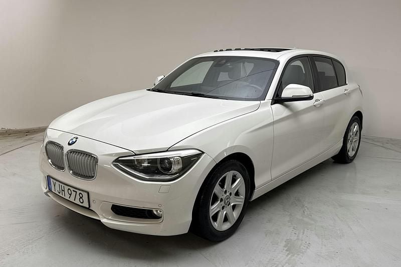 Vit Begagnad 2012 BMW 118 Urban Line Halvkombi | 104 000 kr (Bra pris) - Bild 1/4