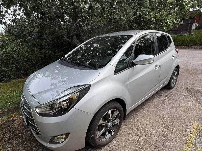 Silver Begagnad 2016 Hyundai ix20 Minibuss | 99 000 kr (Marknadspris) - Bild 1/4