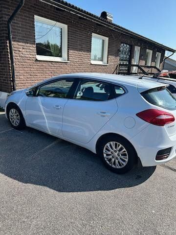 Vit Begagnad 2016 Kia Ceed Halvkombi | 95 000 kr (Marknadspris) - Bild 1/4