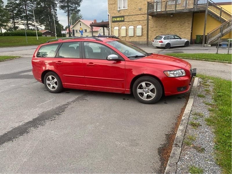 Röd Begagnad 2009 Volvo V50 Momentum Kombi | 17 500 kr (Superpris) - Bild 1/4