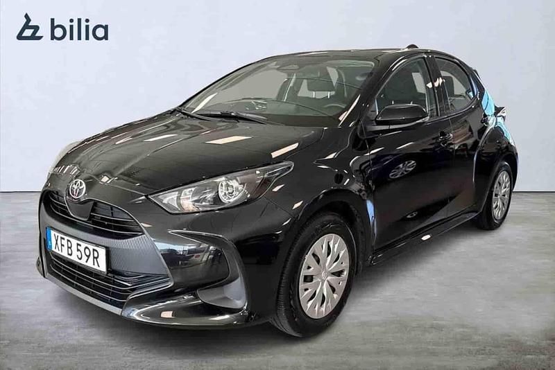 Svart Begagnad 2025 Toyota Yaris Hybrid Halvkombi | 239 800 kr - Bild 1/1