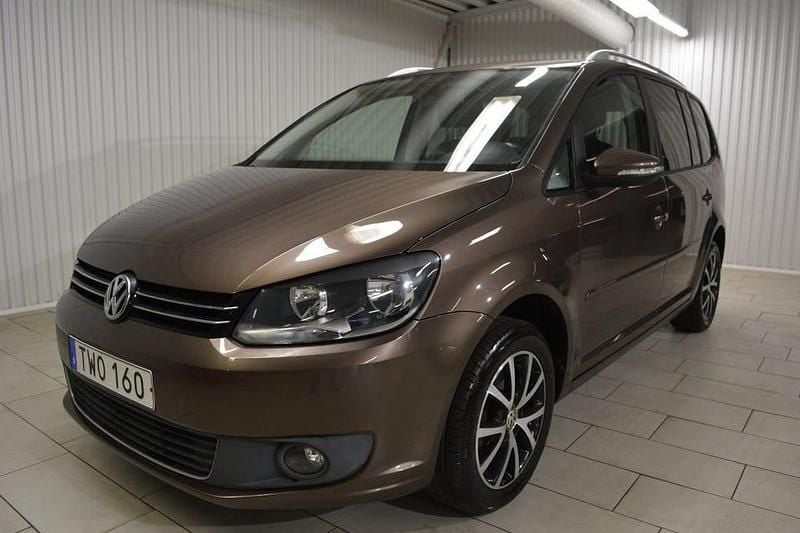 Begagnad VW Touran Comfortline 105 HK (77 kW) 2013 Brun Minibuss