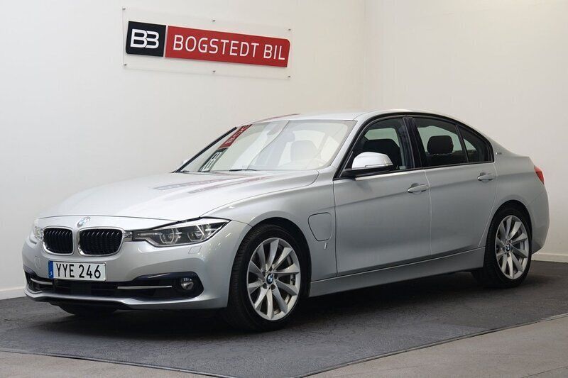 Silver Begagnad 2017 BMW 330e Sport Line Sedan | 189 000 kr (Lite dyr) - Bild 1/4