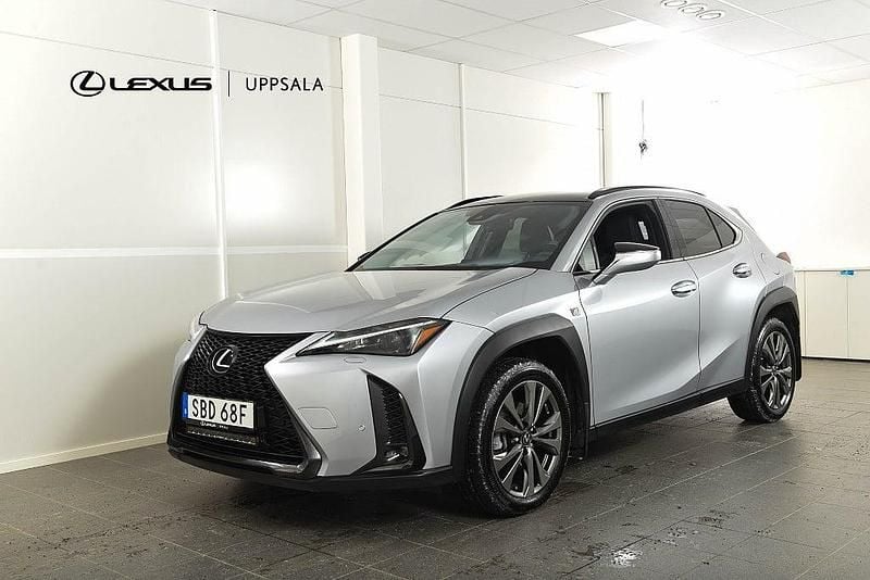 Grå Begagnad 2023 Lexus UX 250h Sport Design Packet SUV | 334 900 kr (Marknadspris) - Bild 1/4