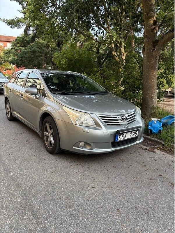 Grå Begagnad 2010 Toyota Avensis Business Edition Kombi | 59 000 kr (Marknadspris) - Bild 1/4