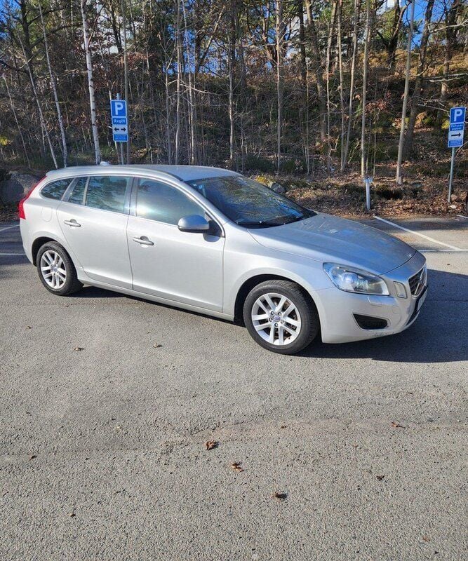 Grå Begagnad 2013 Volvo V60 Momentum Kombi | 58 900 kr (Marknadspris) - Bild 1/4