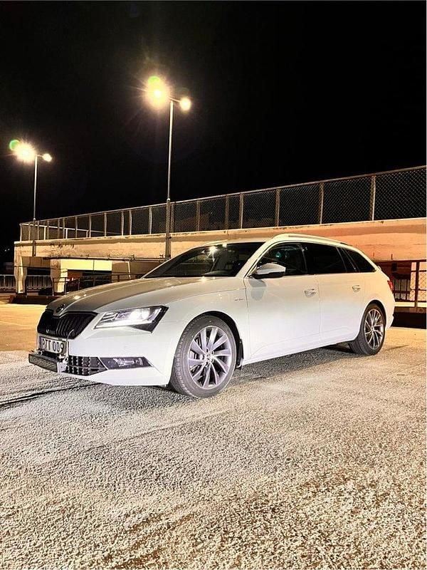 Vit Begagnad 2018 Skoda Superb Business Line Kombi | 220 000 kr (Bra pris) - Bild 1/4