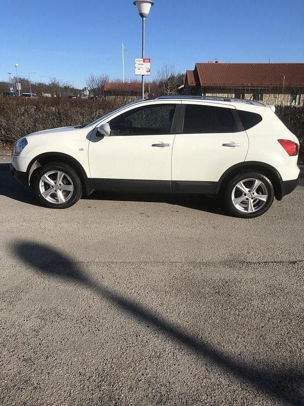 Vit Begagnad 2010 Nissan Qashqai SUV | 60 000 kr (Marknadspris) - Bild 1/4