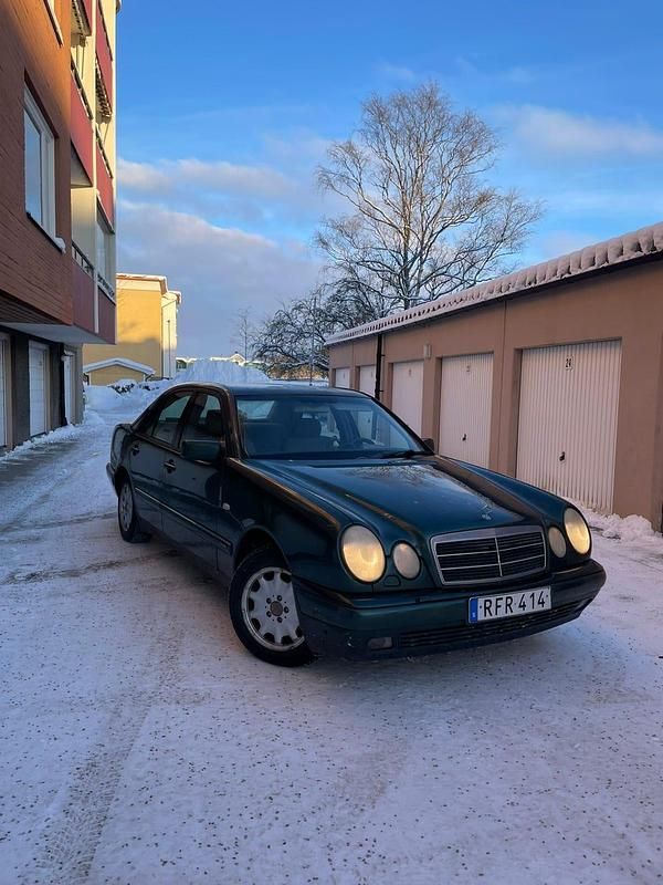 Begagnad Mercedes E240 170 HK (125 kW) 1999 Sedan