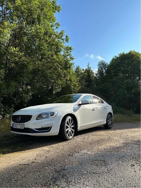 Vit Begagnad 2015 Volvo S60 Momentum Sedan | 147 000 kr (Marknadspris) - Bild 1/4