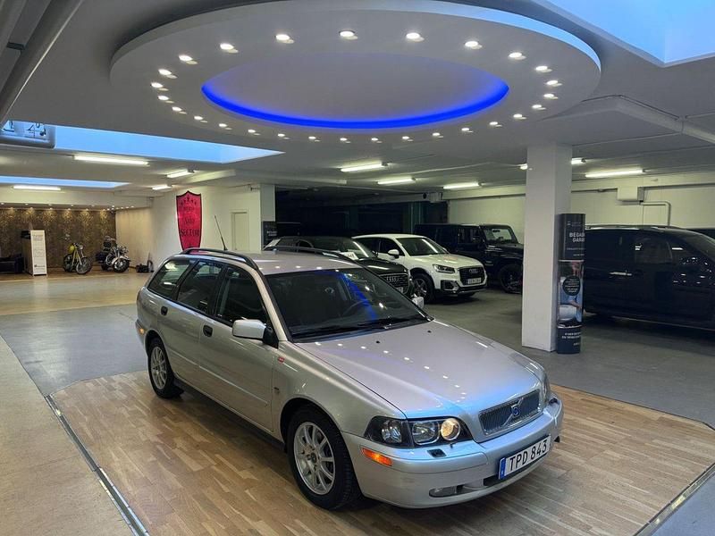 Ljusgrå Begagnad 2002 Volvo V40 Kombi | 34 900 kr (Dyr) - Bild 1/4