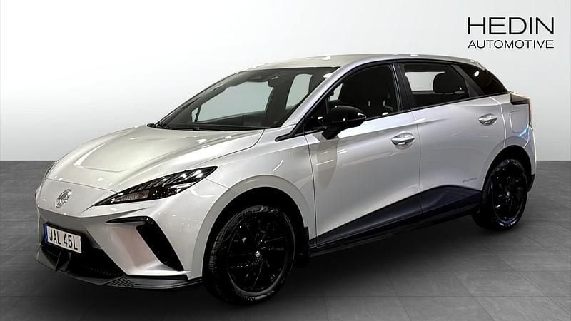 Grå Begagnad 2023 MG MG4 EV Halvkombi | 254 900 kr (Marknadspris) - Bild 1/4