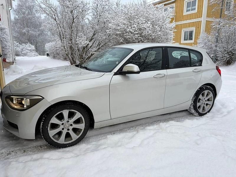 Begagnad 2013 BMW 118 Halvkombi | 99 000 kr (Bra pris) - Bild 1/4