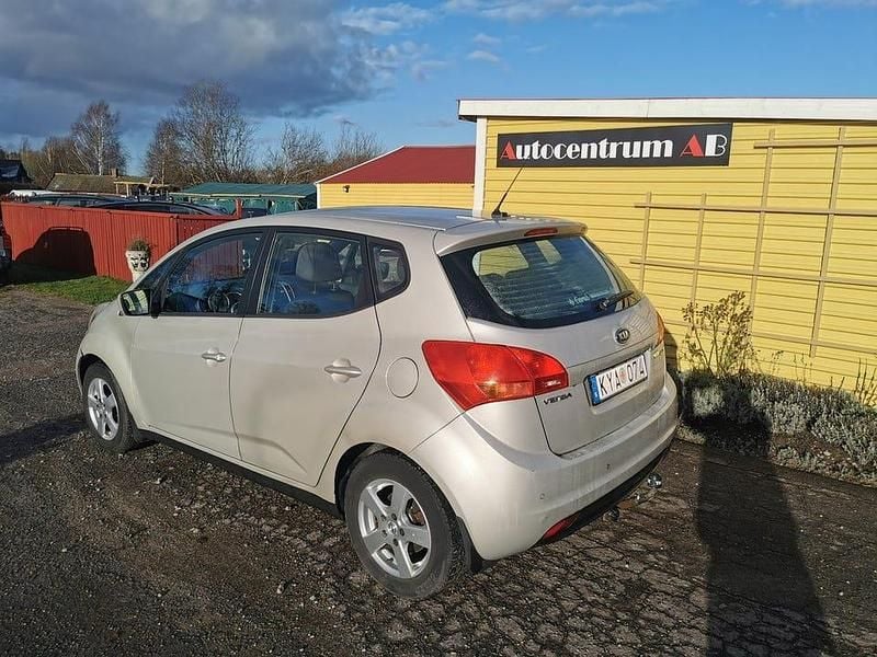 Begagnad Kia Venga Comfort 90 HK (66 kW) 2011 Silver Halvkombi