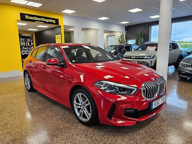Röd Begagnad 2019 BMW 118 M Sport Halvkombi | 229 900 kr (Lite dyr) - Bild 1/4