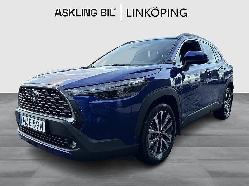 Blå Begagnad 2025 Toyota Corolla Cross Style SUV | 389 000 kr (Marknadspris) - Bild 1/4