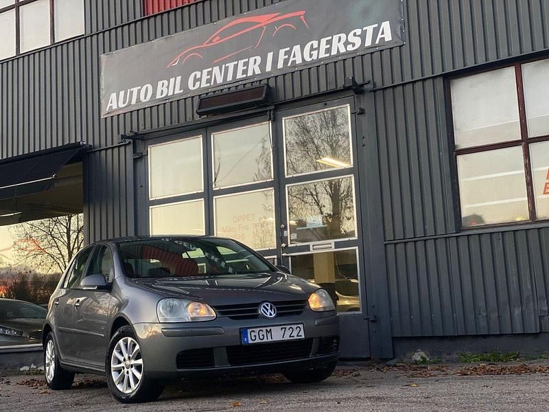 Mörkgrå Begagnad 2007 VW Golf V Trendline Halvkombi | 29 900 kr (Marknadspris) - Bild 1/4