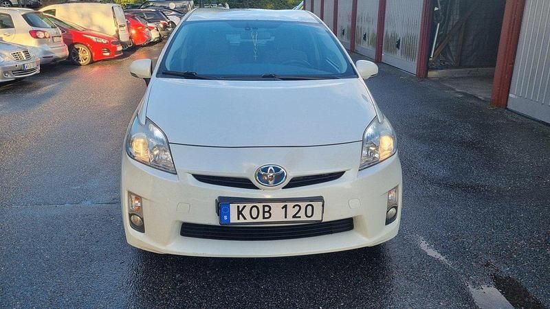 Vit Begagnad 2010 Toyota Prius Halvkombi | 69 000 kr (Marknadspris) - Bild 1/4